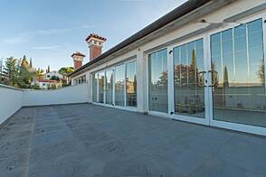 У моря стоит дом Чежарьи