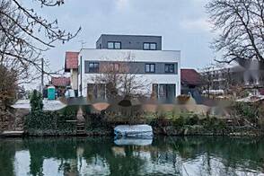 Дом в Новом Трново, стоящий у воды